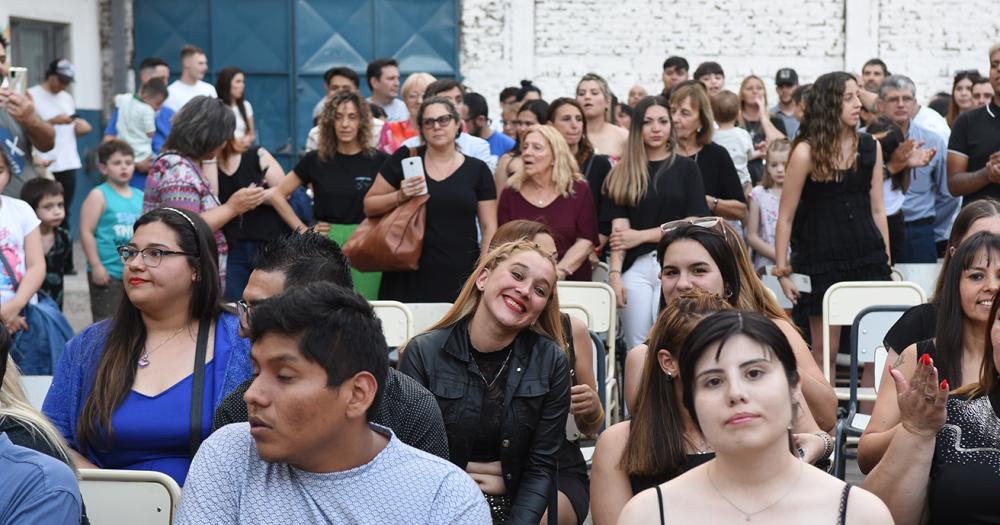 A sus 35 saldoacute una gran cuenta pendiente- terminoacute el secundario y ahora va por maacutes 