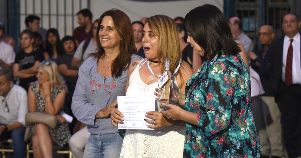 A sus 35 saldoacute una gran cuenta pendiente- terminoacute el secundario y ahora va por maacutes 