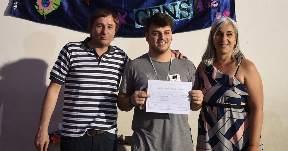 A sus 35 saldoacute una gran cuenta pendiente- terminoacute el secundario y ahora va por maacutes 