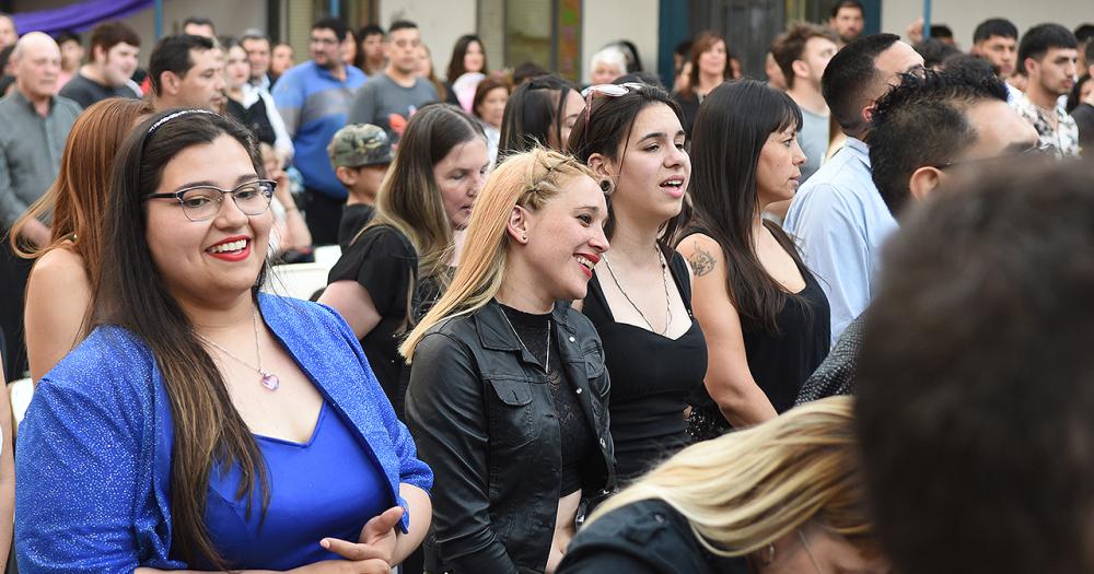 A sus 35 saldoacute una gran cuenta pendiente- terminoacute el secundario y ahora va por maacutes 