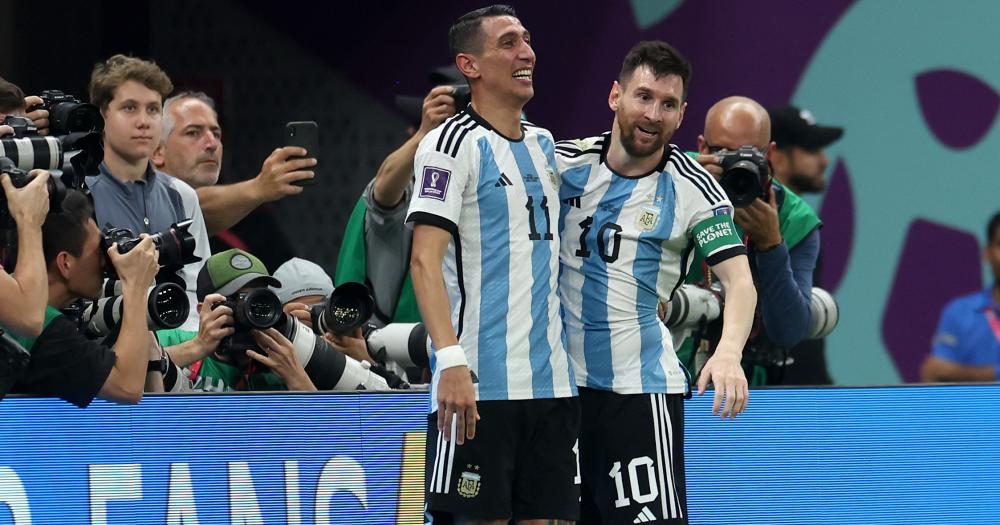 Messi festeja con Di María la apertura del marcador