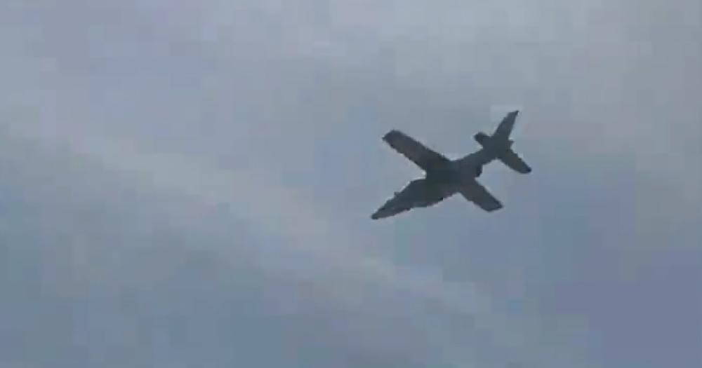 Uno de los aviones que pasó por Lomas este domingo