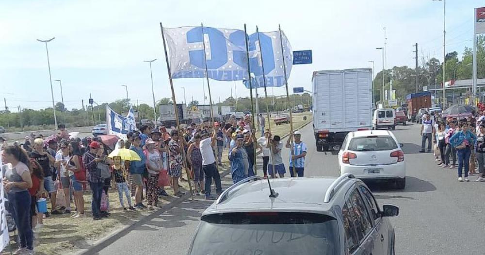 Colectivos de Lomas con recorrido limitado por una protesta en Carrefour