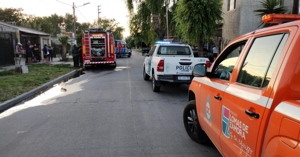 Bomberos Emergencias Lomas Policía y Defensa Civil trabajaron en el incendio