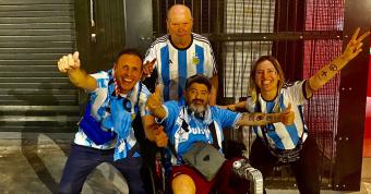 Lionel junto a hinchas argentinos El apoyo a la Scaloneta se hace notar