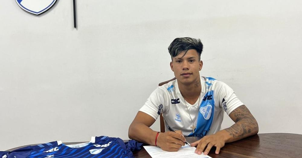 Nahuel Melgarejo de 18 años firmó su primer contrato con el Gasolero