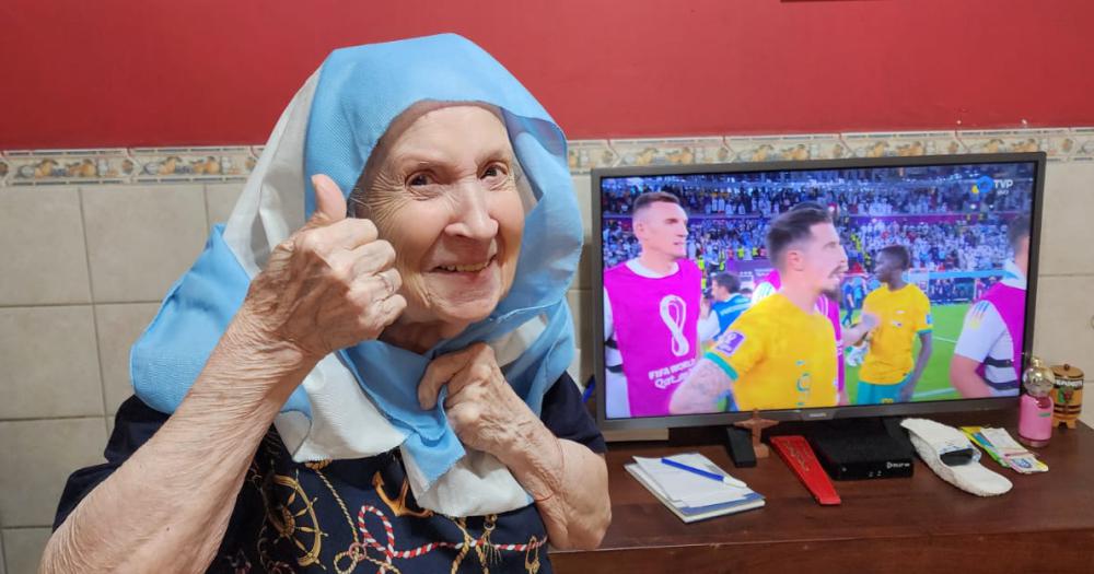 Edith a sus 91 años le hace el aguante a la Selección Desea el campeonato como todos