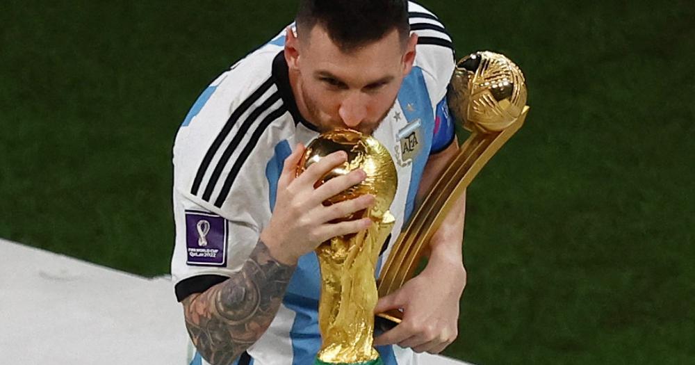 Messi con sus dos trofeos vive un momento soñado