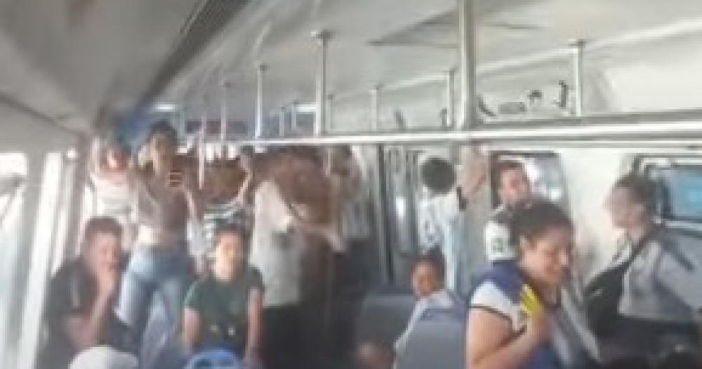 La gente en el tren tras el triunfo argentino