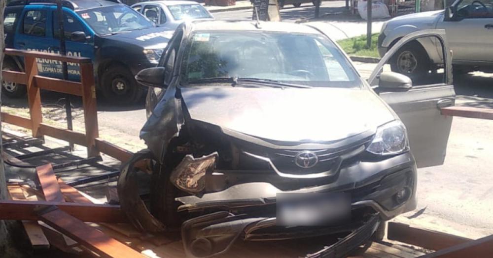 El auto terminó con el frente destrozado tras el choque