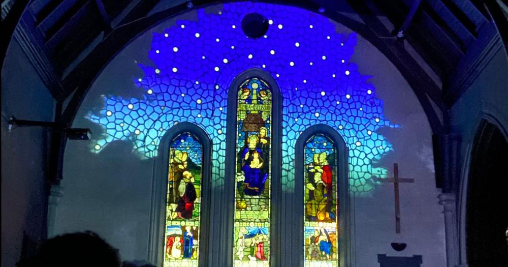 Hermoso: la Iglesia San Andrés de Temperley iluminó sus históricos vitrales  :: Noticias de Lomas de Zamora | Diario La Unión