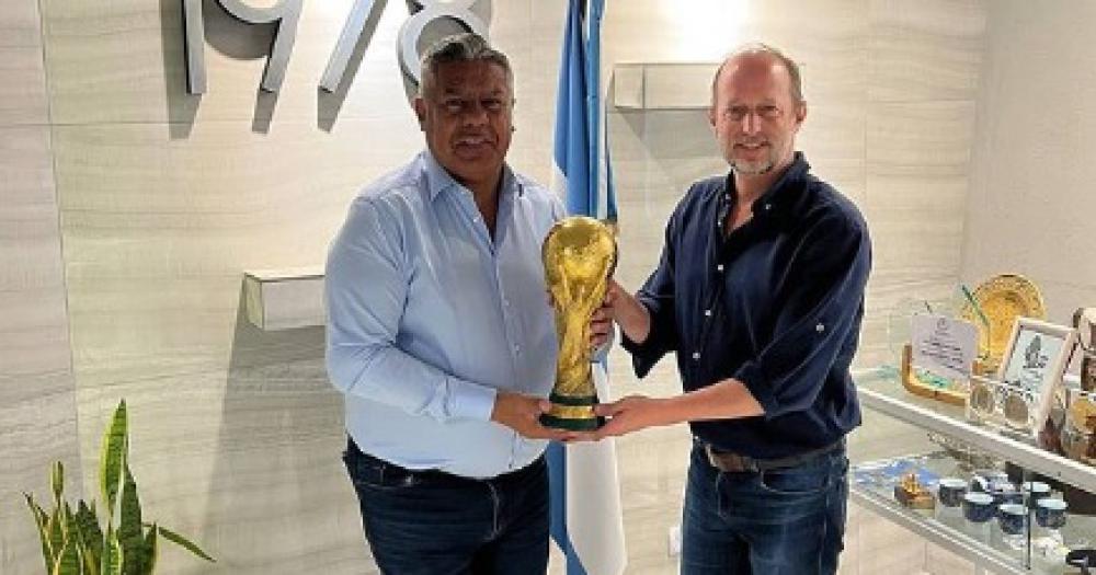Martín Insaurralde junto a Claudio Chiqui Tapia y la Copa del Mundo obtenida en Qatar
