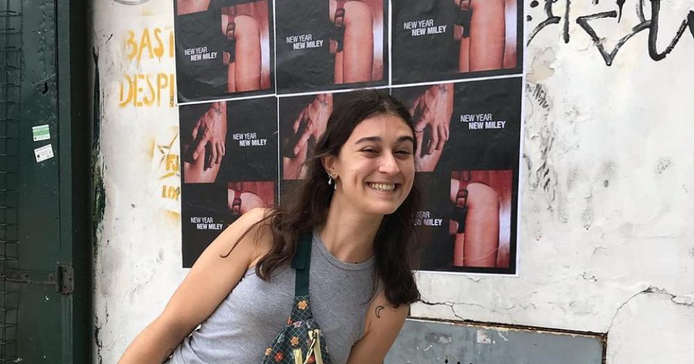 Florencia con los afiches
