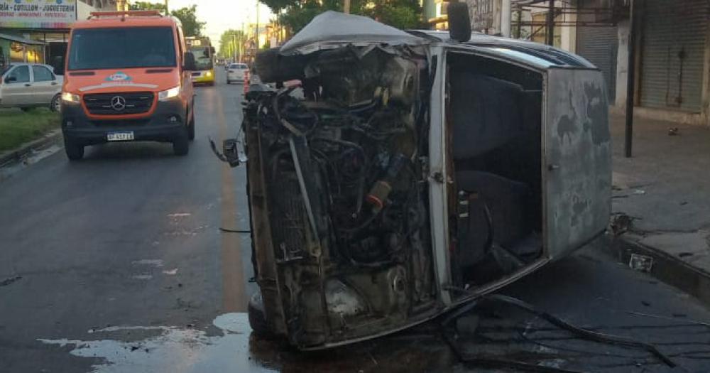 El auto quedó volcado sobre la calle Intervino Defensa Civil de Lomas