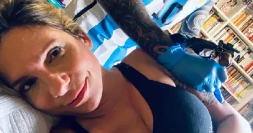 Aacutengela Lerena cumplioacute su promesa y se tatuoacute la Copa del Mundo