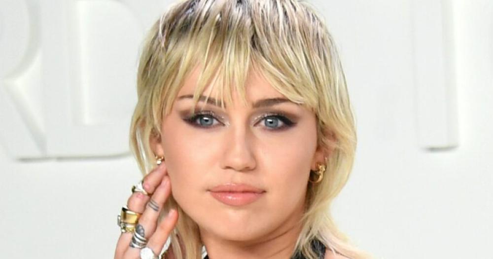 Miley Cirus imitoacute el gesto del Dibu Martiacutenez en el Mundial de Qatar
