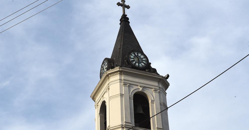 En lo ms alto del templo se encuentra el reloj de cuatro caras y la campana