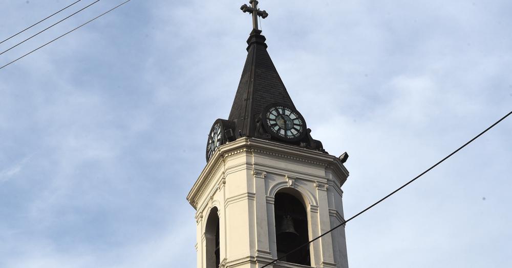 En lo m�s alto del templo se encuentra el reloj de cuatro caras y la campana