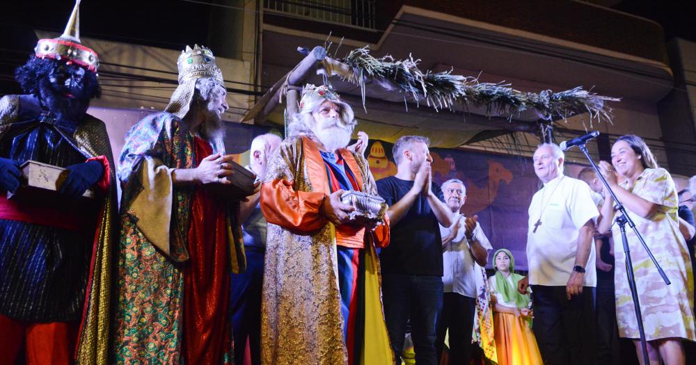Los Reyes Magos acompañados por la intendenta Marina Lesci en el escenario