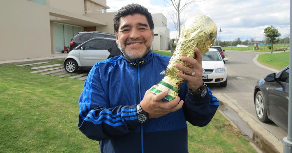 Maradona le firmó la réplica de la copa
