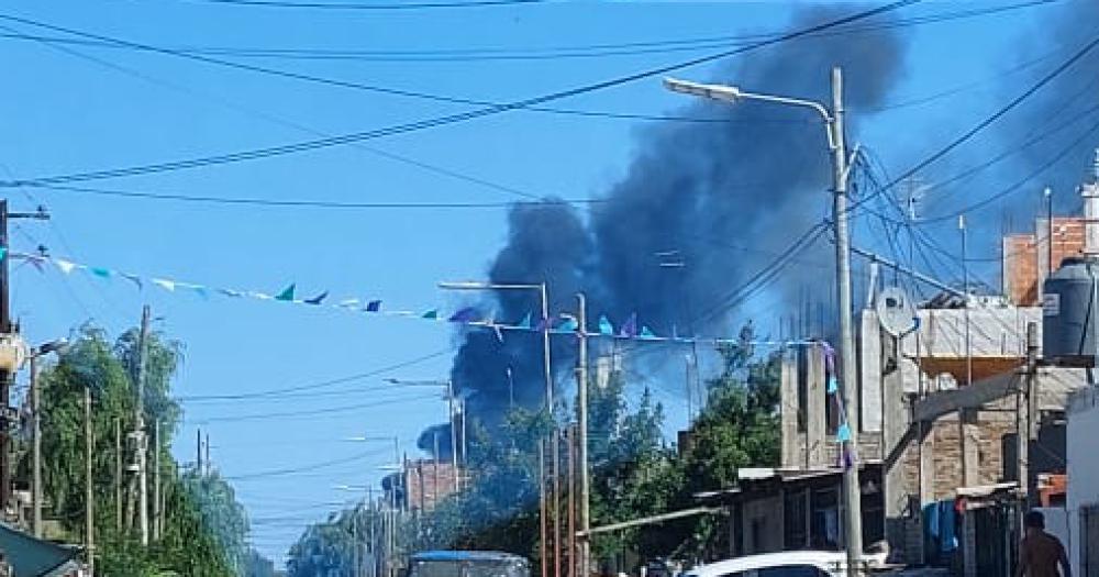El humo pudo verse desde distintos barrios de Lomas