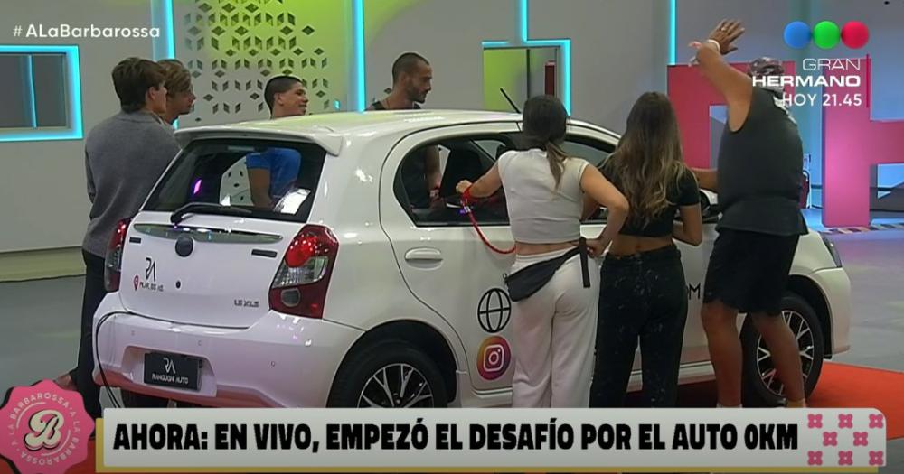 Los participantes en torno al deseado auto- quién lo ganar