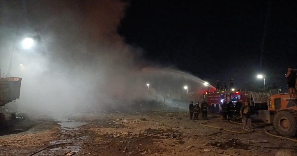 Maacutes de 40 bomberos trabajaron en un importante incendio en Fiorito