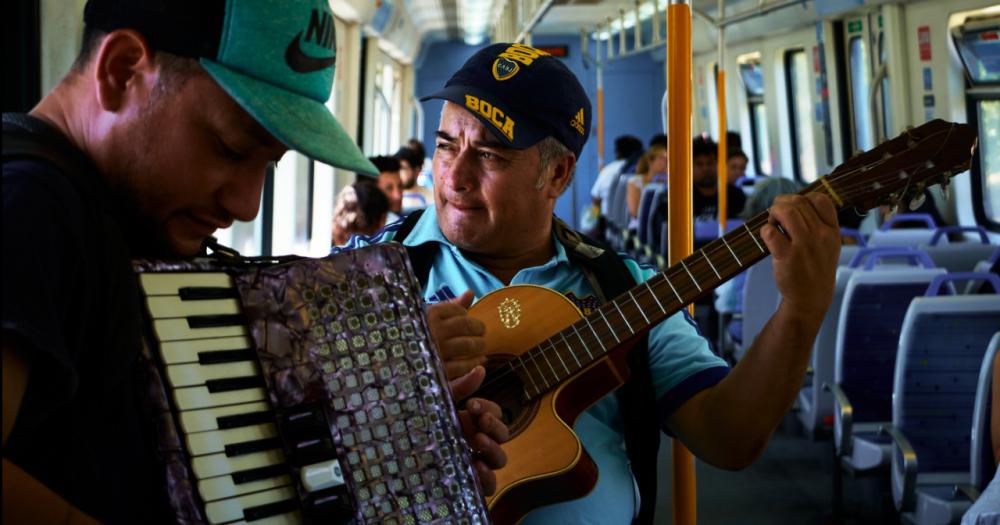 Marcelo canta y toca su guitarra todos los días en el Tren Roca