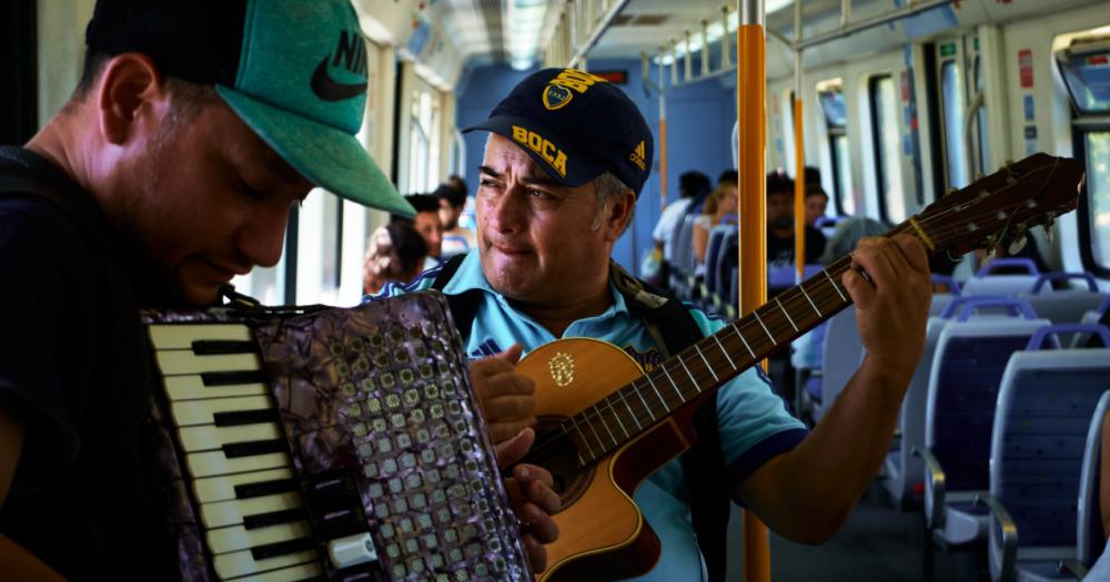 Marcelo canta y toca su guitarra todos los días en el Tren Roca