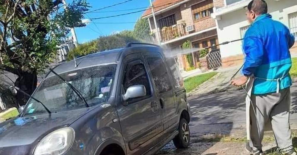 Patón lava todos los días en la puerta de su casa