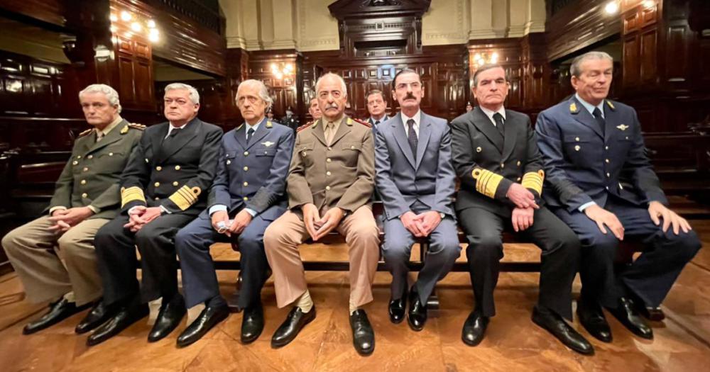 Jorge junto al resto de los actores que representaron a los dictadores