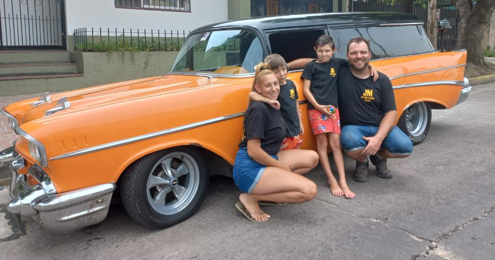 Pablo Teruel y su familia con el Chevrolet Bel Air modificado de 1957