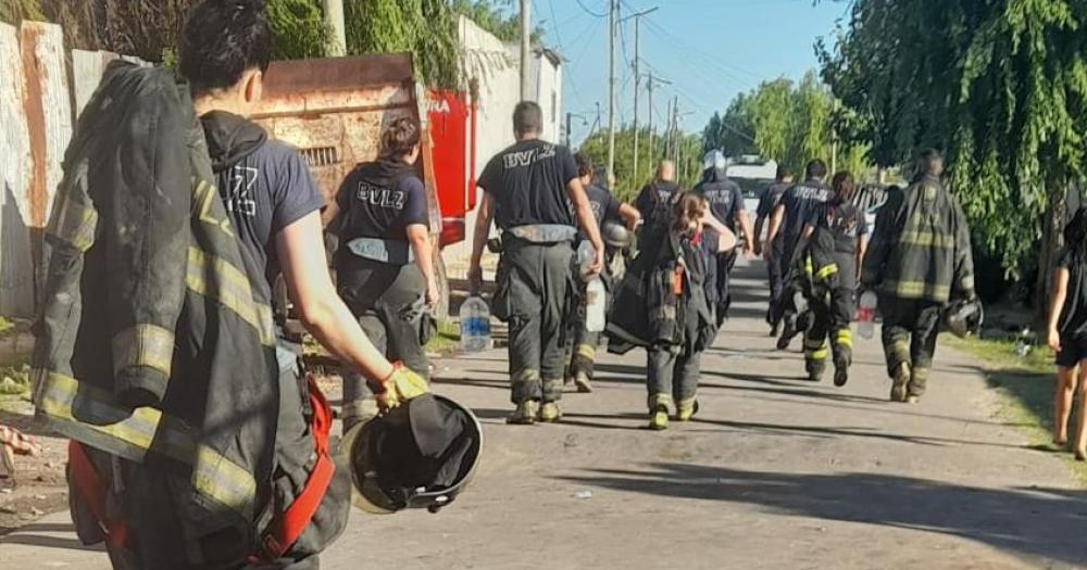 La imagen de los bomberos volviendo de un incendio