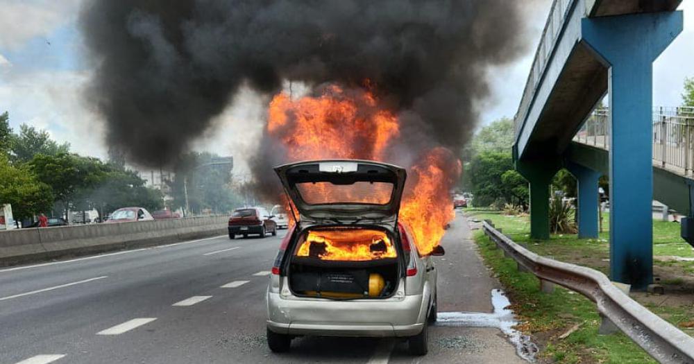 El auto se quemó por completo en plena autopista
