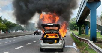 El auto se quemó por completo en plena autopista