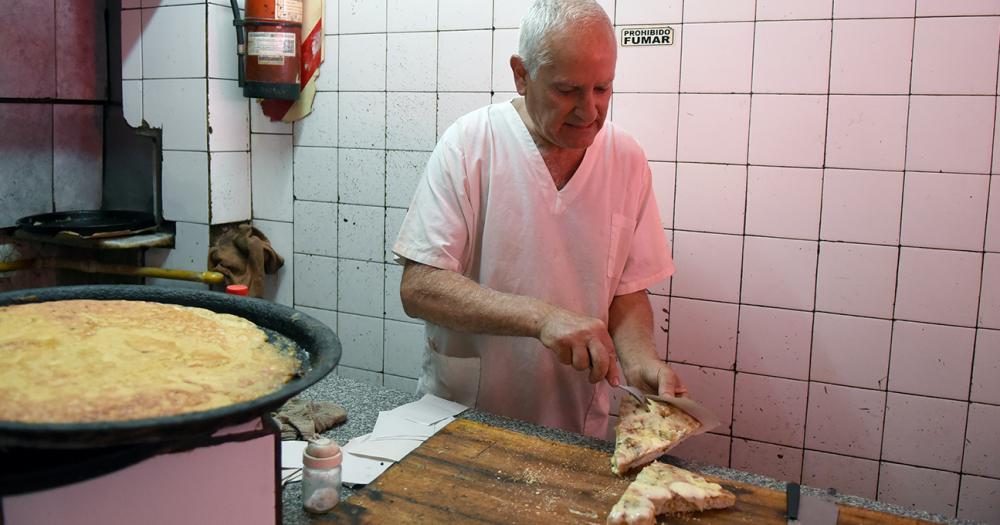 Al molde con quebracho y de parado- la historia de la Pizzeriacutea Don Juan