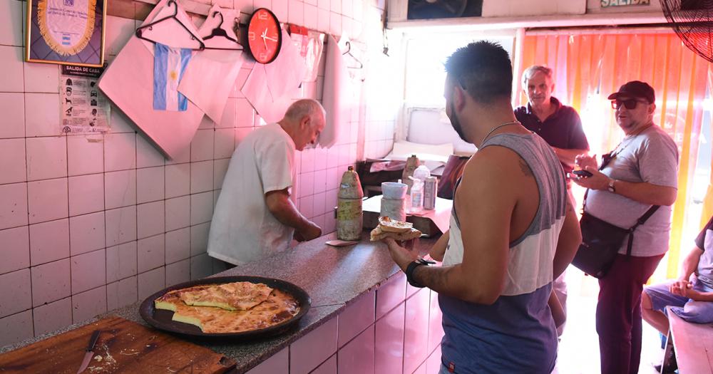 Al molde con quebracho y de parado- la historia de la Pizzeriacutea Don Juan