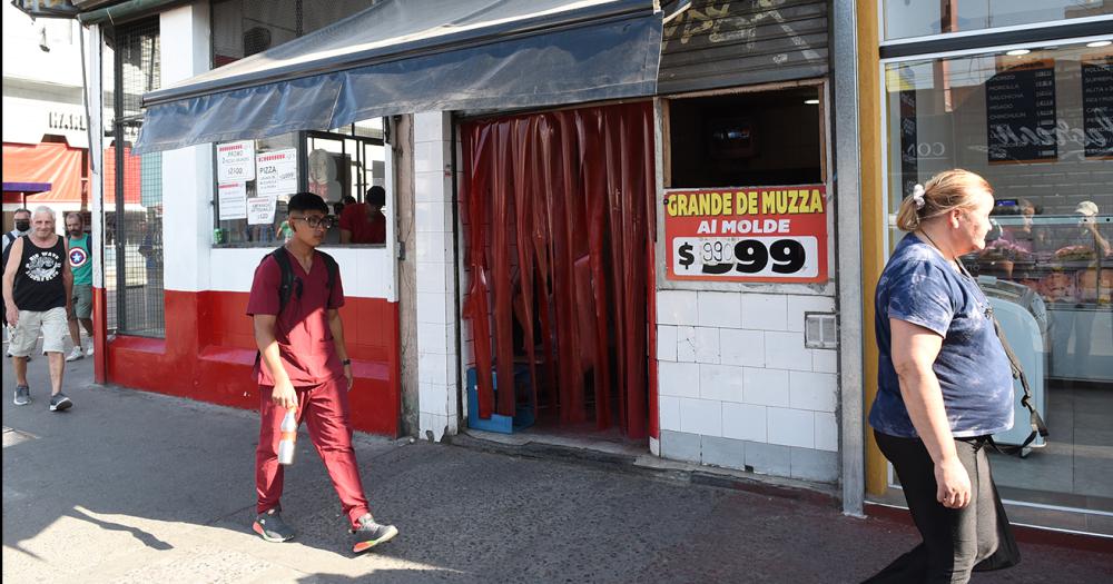 Al molde con quebracho y de parado- la historia de la Pizzeriacutea Don Juan