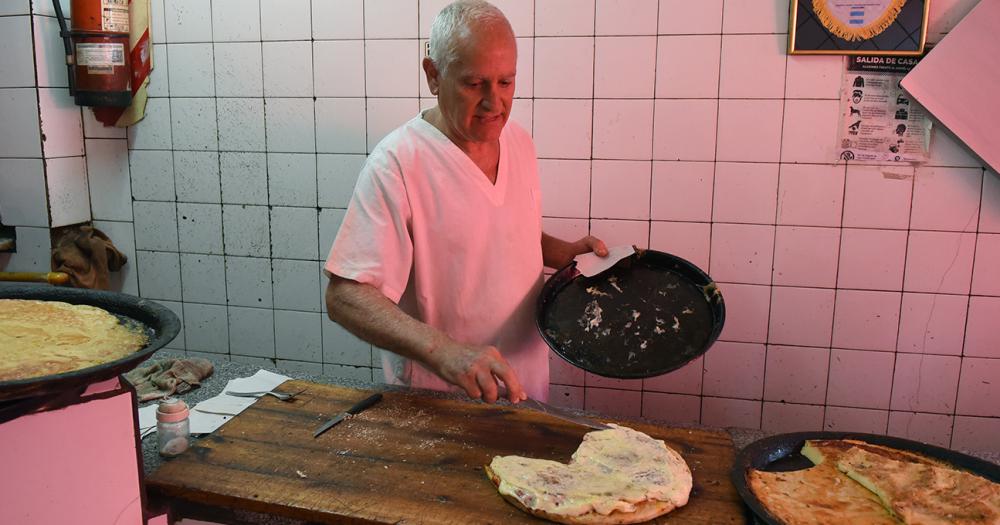 Al molde con quebracho y de parado- la historia de la Pizzeriacutea Don Juan