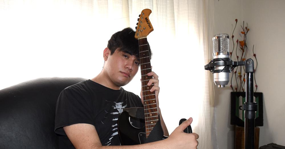 Tiene 19 antildeos y estaacute postulado para los Premios Gardel