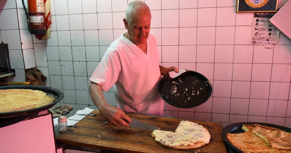 Al molde con quebracho y de parado- la historia de la Pizzeriacutea Don Juan