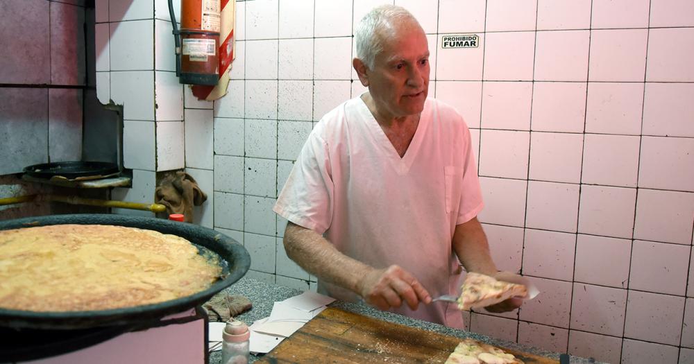 Al molde con quebracho y de parado- la historia de la Pizzeriacutea Don Juan