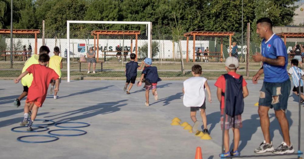 Maacutes de 800 chicos y chicas practican fuacutetbol en los parques de Lomas