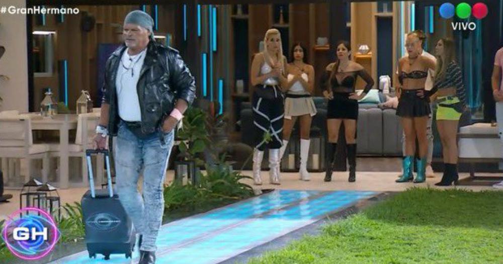 Alfa muy enojado dejando la casa de Gran Hermano ante la sonrisa de Romina