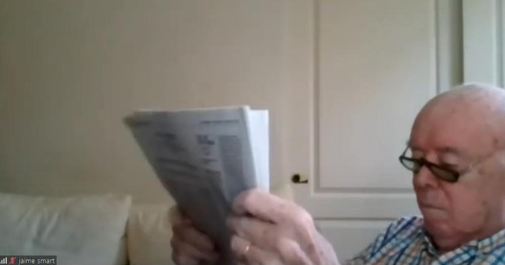Jaime Lamont Smart leyendo el diario en plena audiencia
