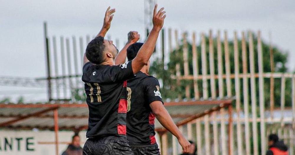 Coselli con las manos en alto celebra su gol