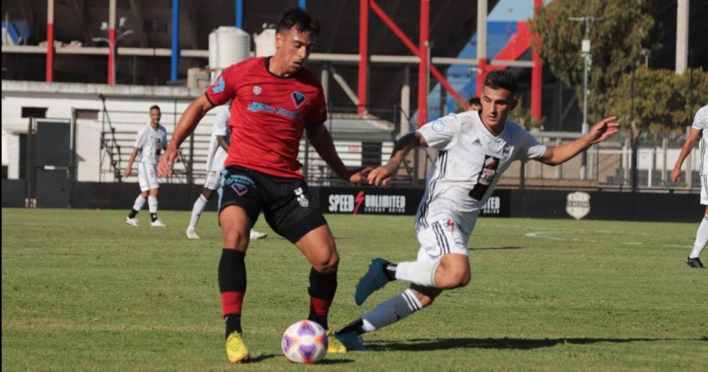 Dos penales poleacutemicos dejaron sin nada a Brown de Adrogueacute ante Riestra