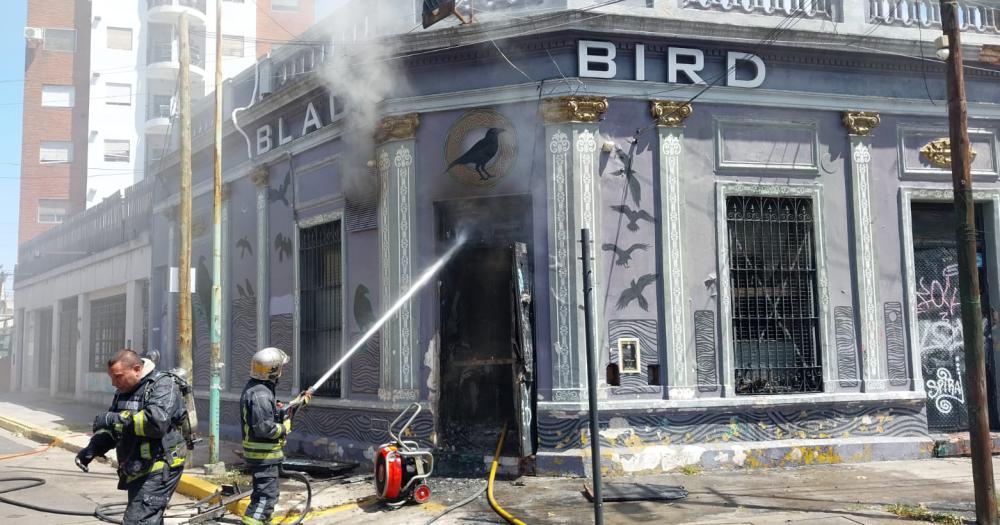 Un bar de Temperley quedoacute destruido por un feroz incendio