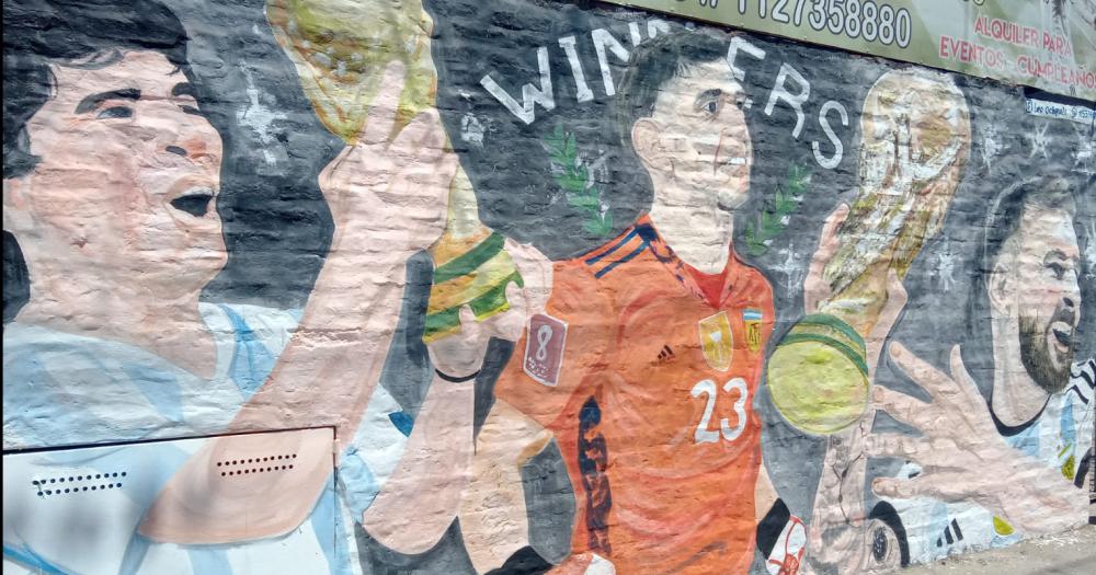 Diego Emiliano y Lionel Parte importante de la historia futbolística del país en una pared