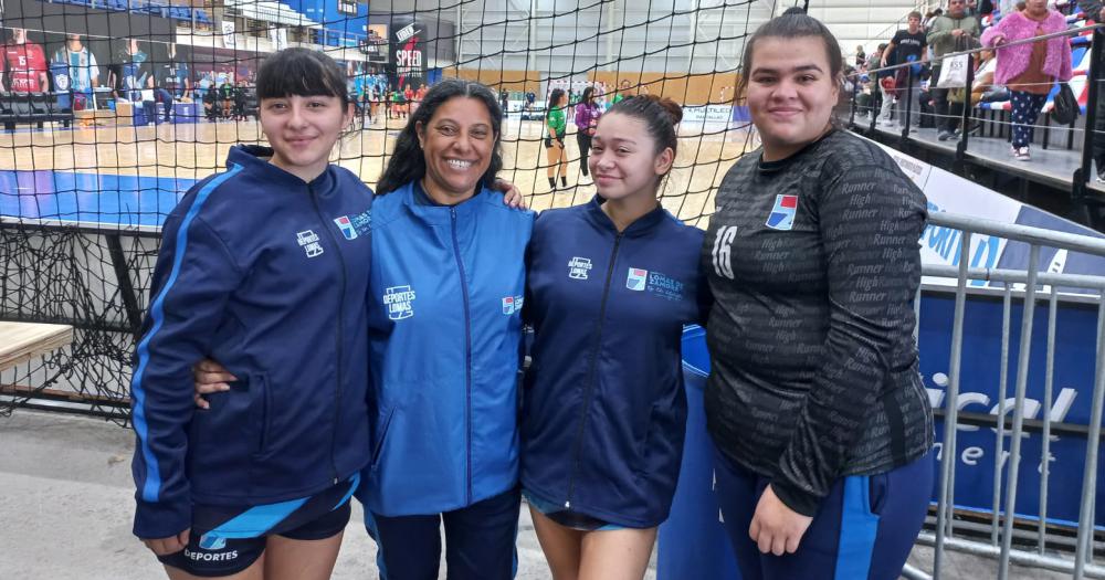 Las tres chicas de Lomas de la Selección junto a la coordinadora Susana Vence